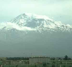 Ararat mit weißer Schneekuppe,heute türkisches Gebiet.Hier soll nach der Sinnflut Noah mit seiner Arche gelandet sein.