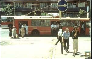 Überfüllte Busse in Eriwan. Man findet kaum noch einen Stehplatz.