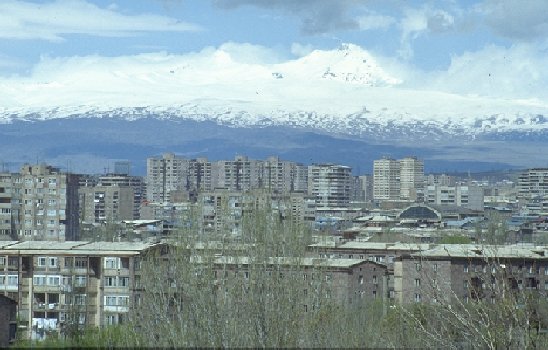 Panoramaaufnahme von Erivan vor dem Berg Aragaz (4090 m)
